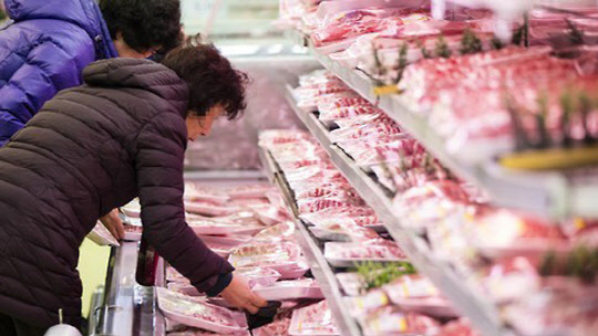 돼지고기를 고르는 고객. <연합 제공>